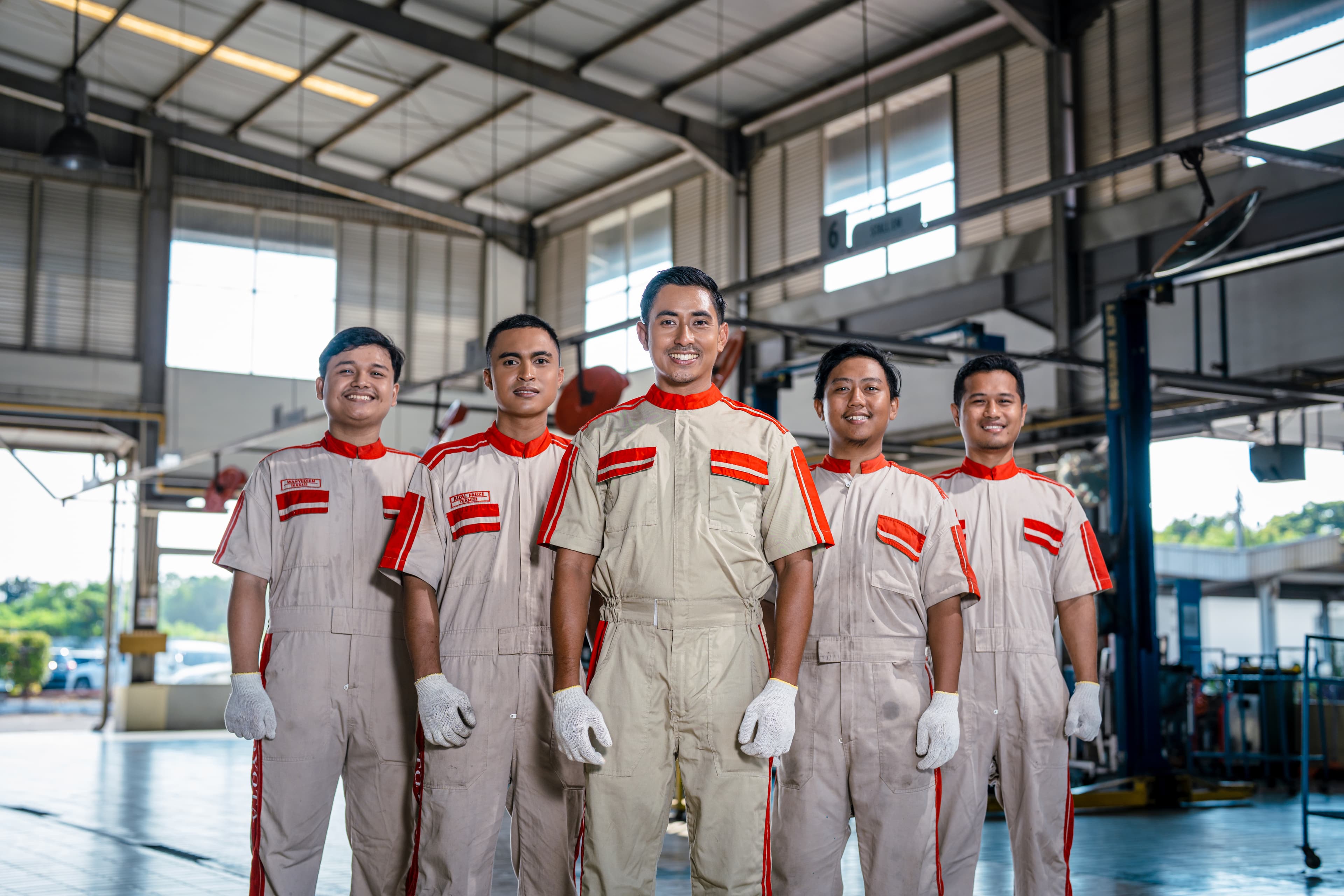 Tim teknisi Toyota di bengkel resmi