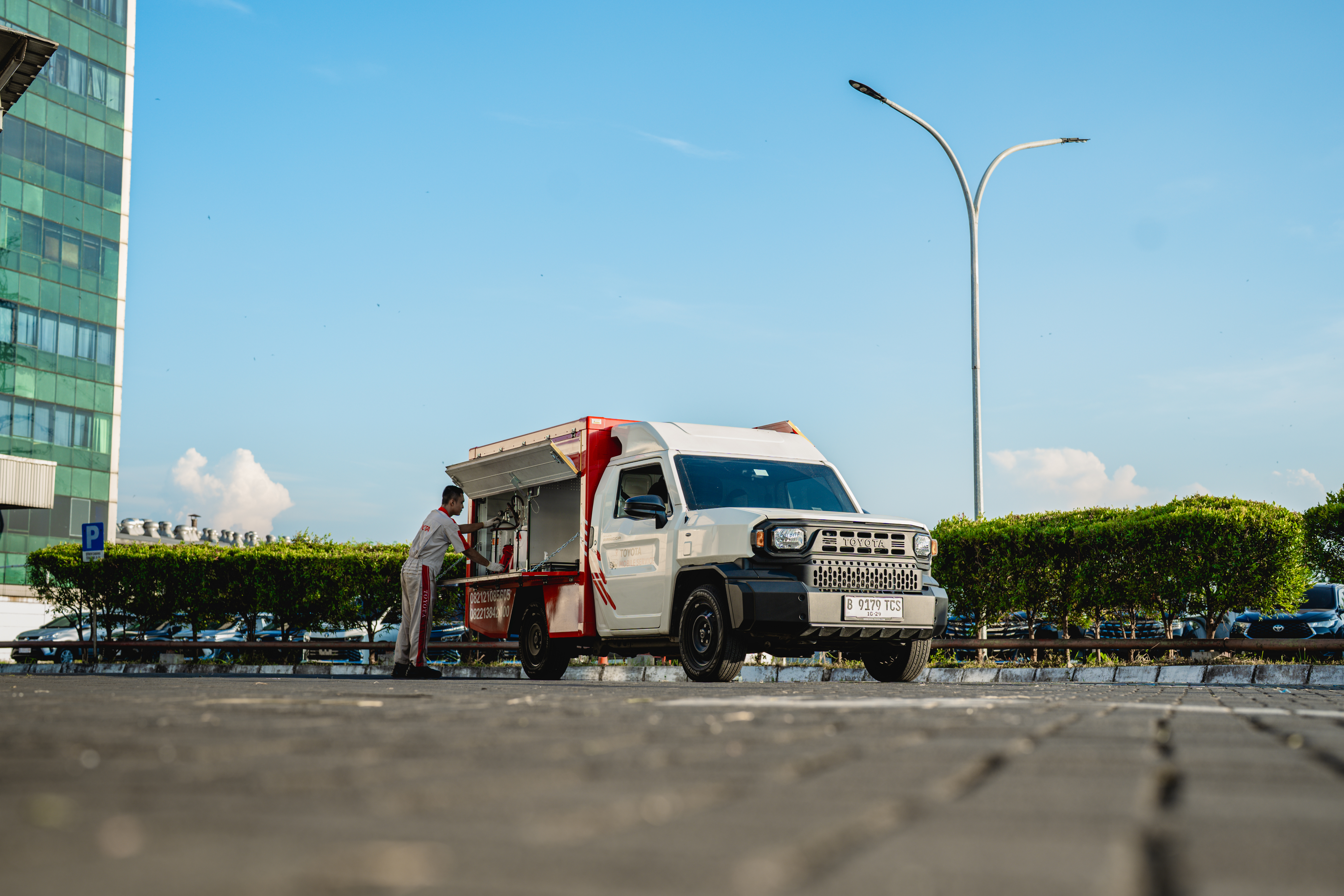 Tim layanan resmi Toyota Mobile Service